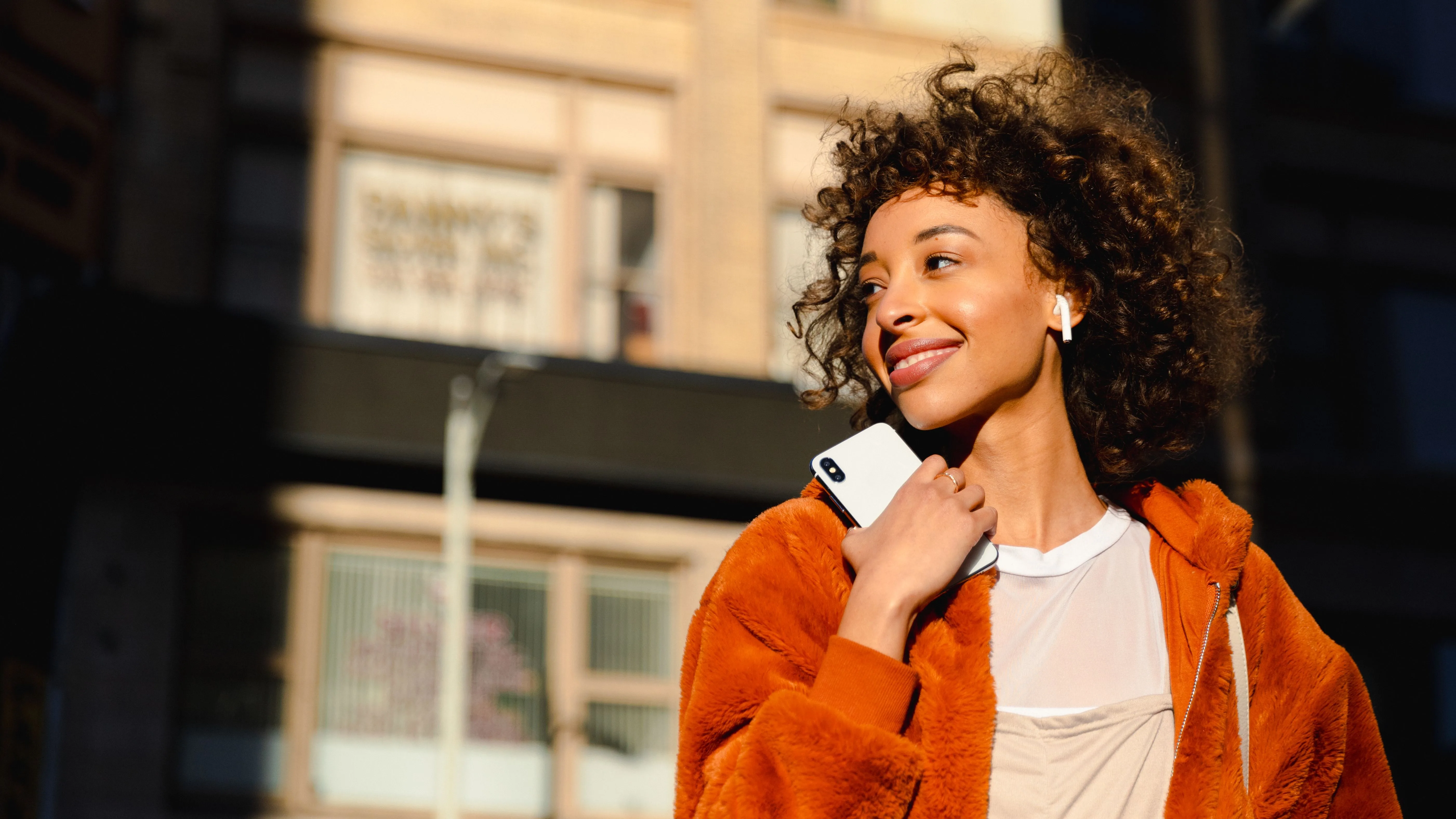 Mulher usando smartphone com PayzuCell - Conectividade móvel integrada