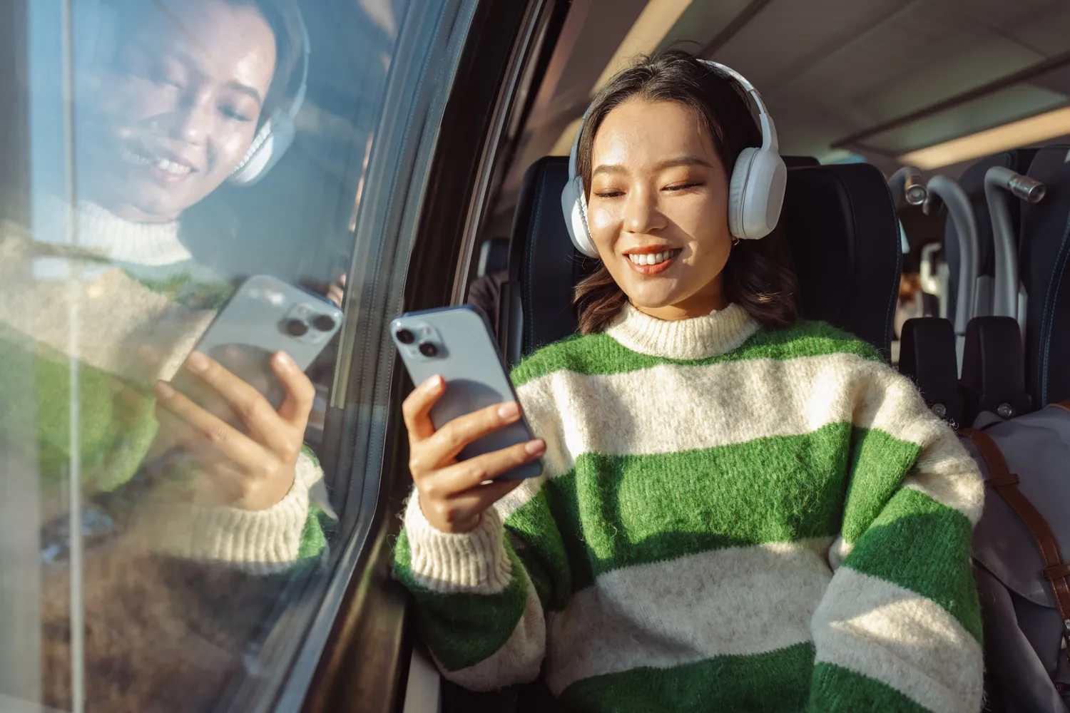 Mulher usando o WhatsApp no celular durante uma viagem